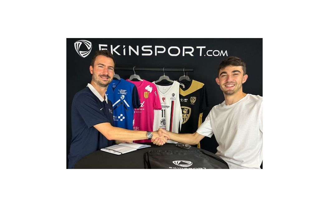 Photo du showroom d'Ekinsport avec des maillots de clubs partenaires