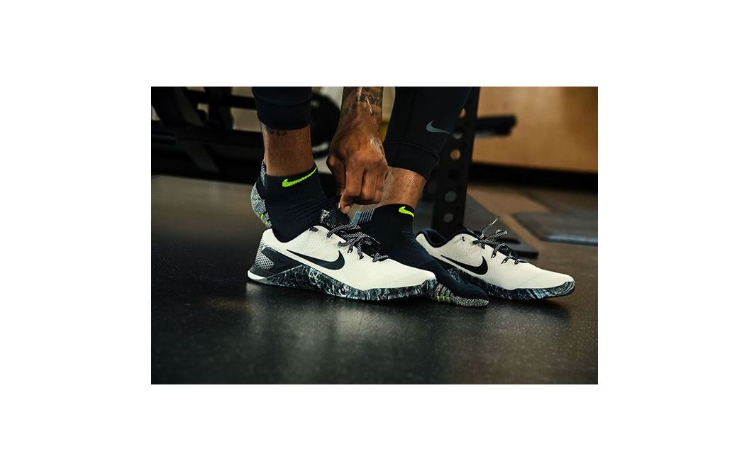 Sportif qui enfile ses nouvelles chaussures Nike sans douleurs