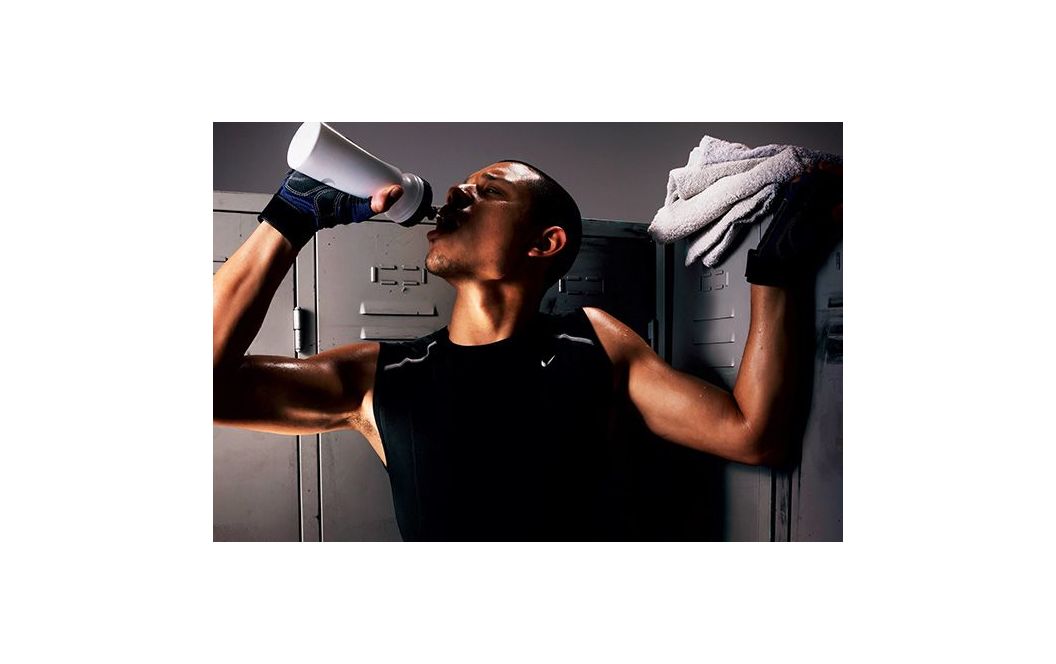 Homme qui s'hydrate après son activité sportive