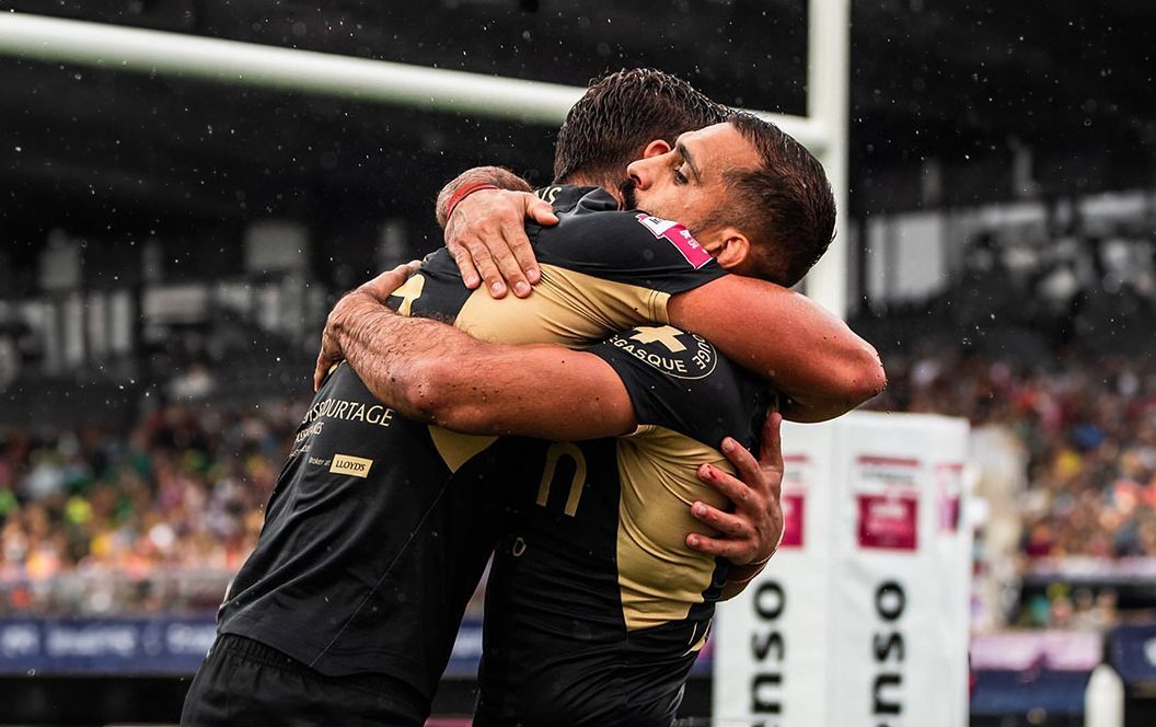 Equipe de rugby qui célèbre une belle performance