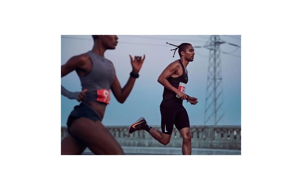 Un homme et une femme qui participent à un marathon