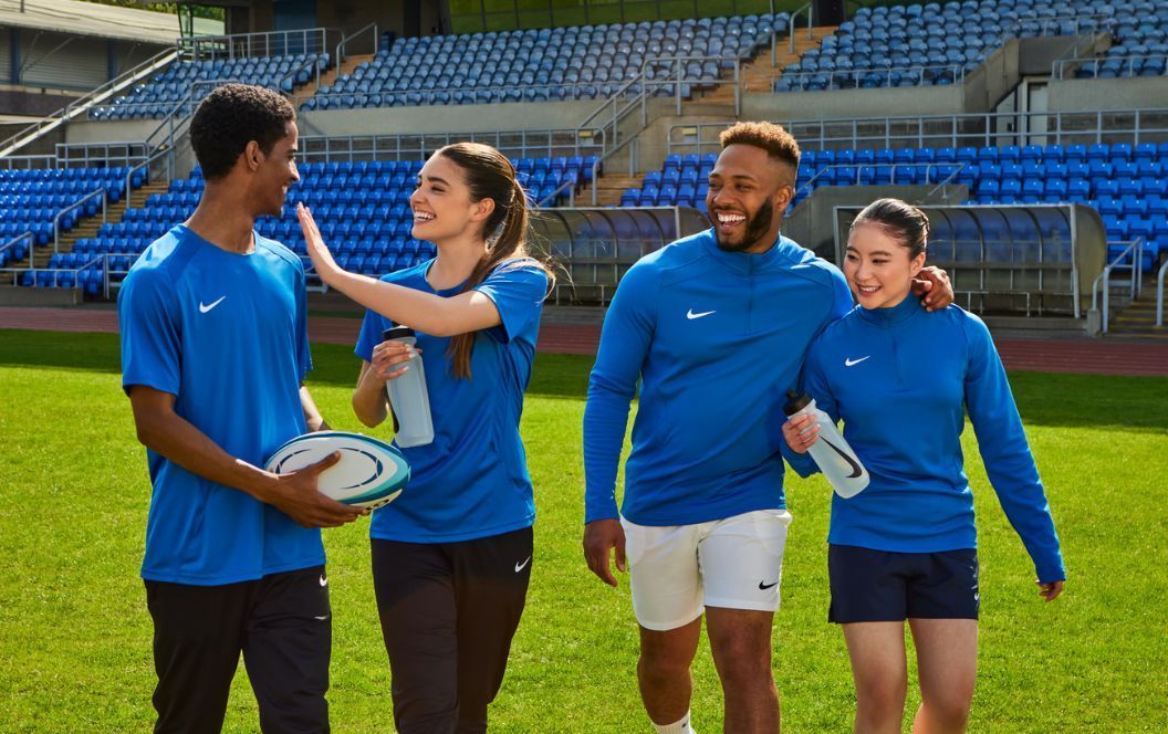 Quatre amis, habillés en Nike, qui s'apprêtent à s'entraîner