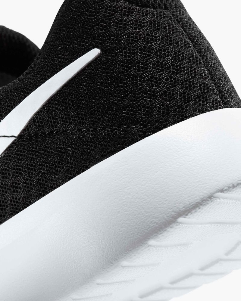 Nike tanjun preto e branco sale
