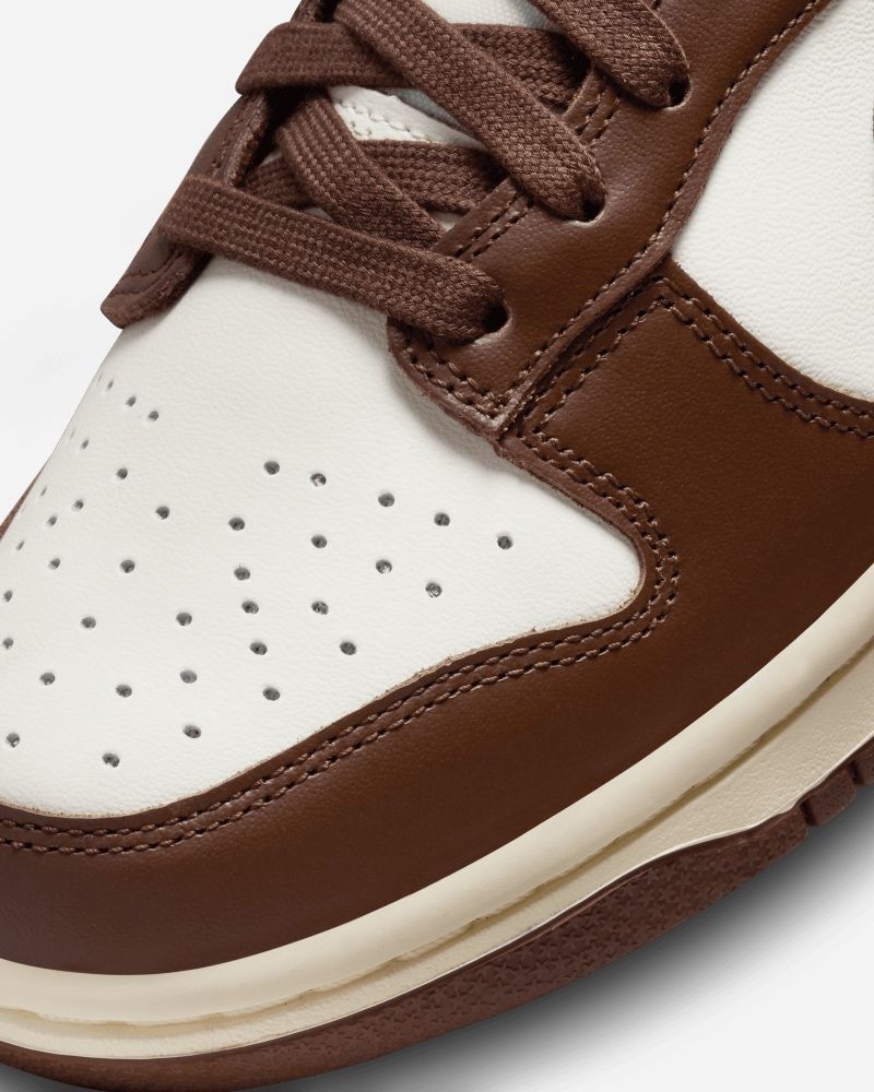 Nike blanche shop semelle marron
