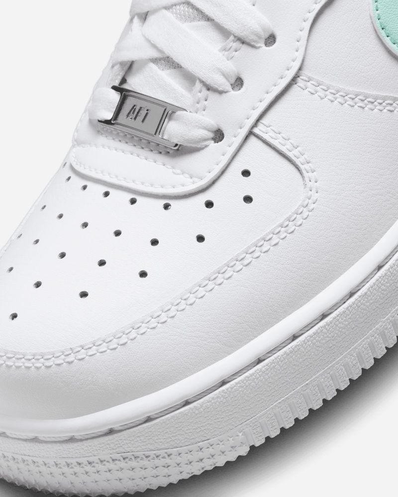 Nike air force 1 7 le low white womens shop