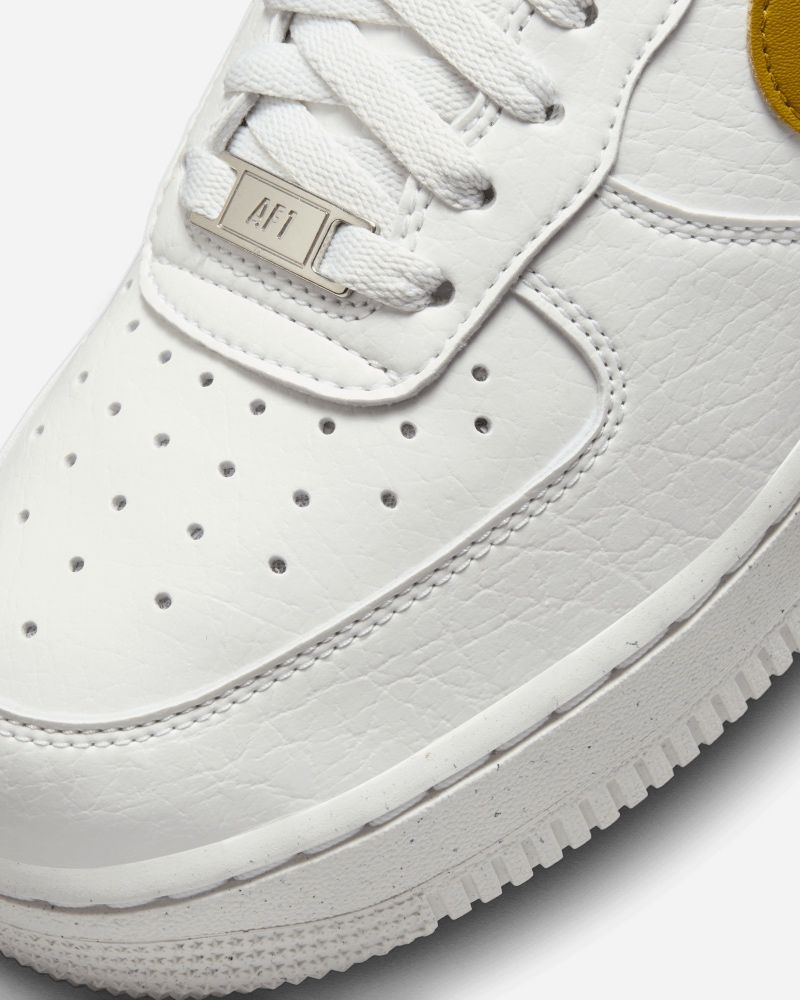 Chaussures Nike Air Force 1 07 Se Blanc Or pour Femme EKINSPORT
