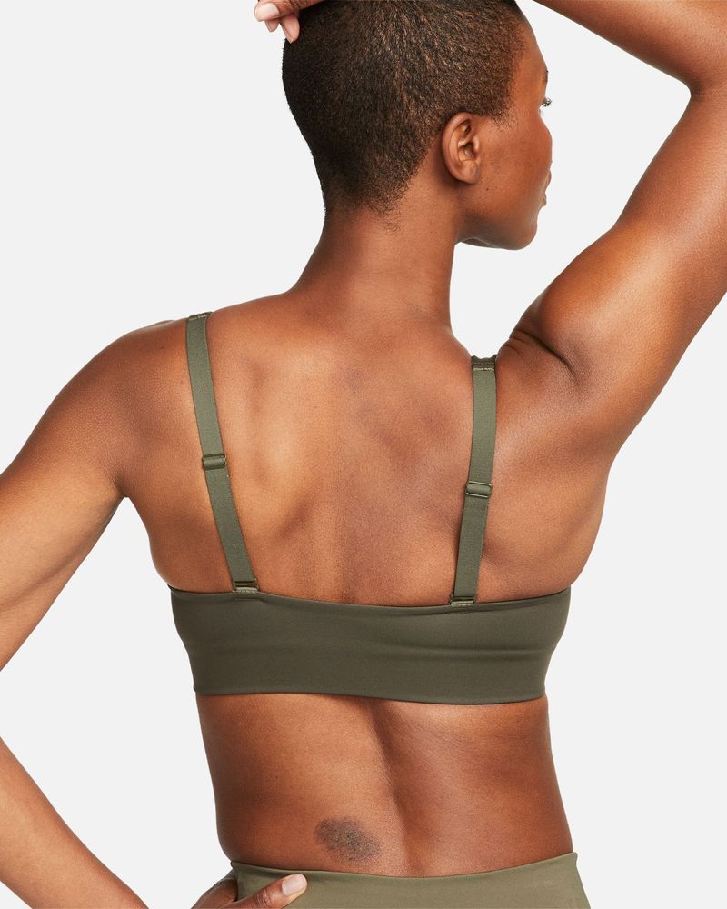Soutien acolchoado Nike Indy Plunge Cutout Medium-Support para mulher Verde