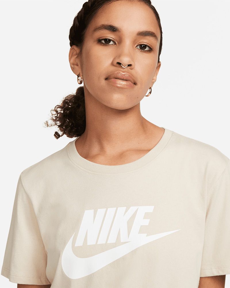 Tee-shirt court à logo Nike Sportswear Essential pour Femme. Nike BE