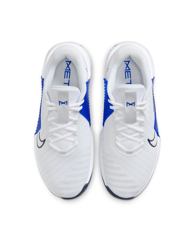 white nike training shoes
