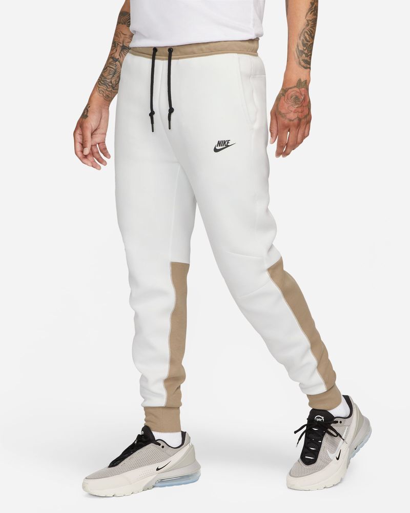 Meias de jogging Nike Tech Fleece Slim Fit Bege e Branco para