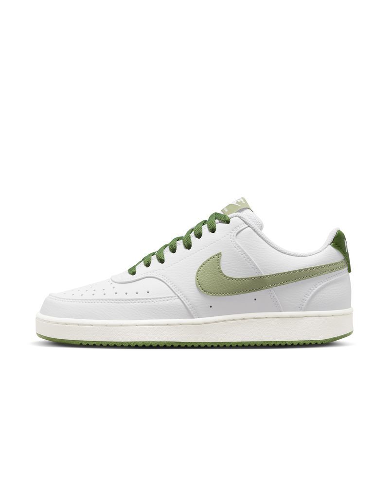 Sapatilhas de Homem (Nike Court Vision) todas em branco macio, mantém a  elegância e o conforto no dia a dia.