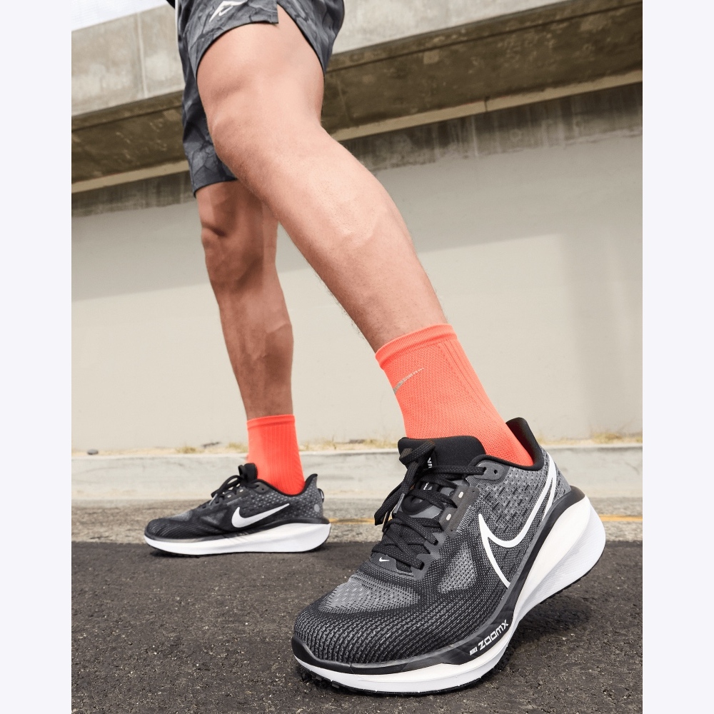Chaussures de Running Nike Vomero 17 Noir & Blanc pour Homme EKINSPORT