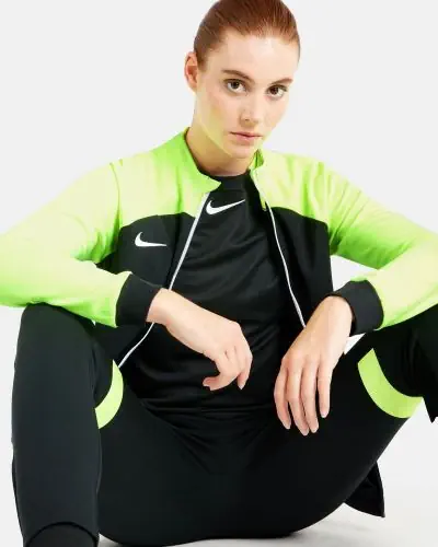 Chaqueta Nike Dri FIT Academy Pro para Mujer DH9250 010 Negro y Amarillo Fluorescente EKINSPORT