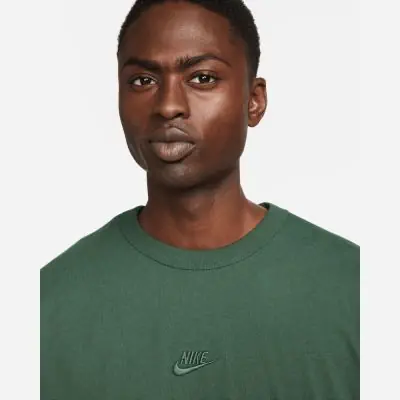 T shirt manches longues Nike Sportswear Premium Essentials Vert pour Homme EKINSPORT