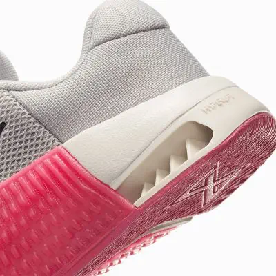 Nike metcon pink grey deals