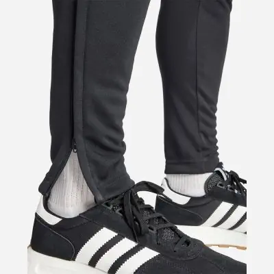 Adidas entrada nero store
