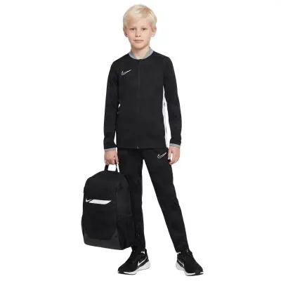 Ensemble Nike Academy 25 pour Enfant. Survêtement + Sac (3 pièces) Ensemble Nike Academy 25 pour Enfant. Survêtement + Sac (3 pièces)