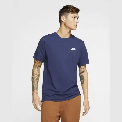 T Shirt Nike Sportswear Club 100 coton pour Homme AR4997 410 Bleu Marine EKINSPORT
