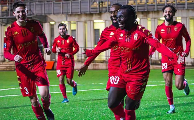 Joueurs de football qui célèbre un but