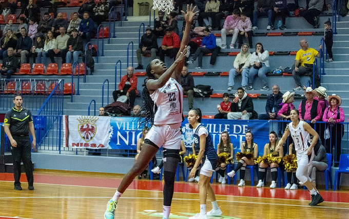 Une joueuse des Cavigal Nice Basket qui marque un panier