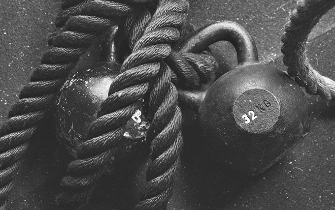 Zoom sur des équipements d'entraînements dans une salle de sport