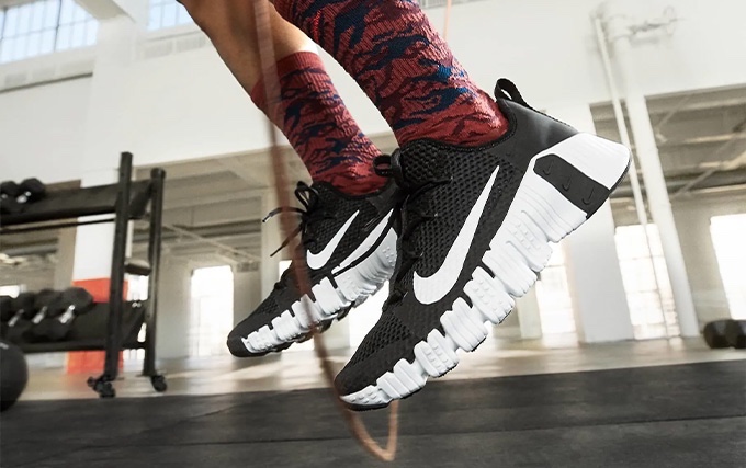 Zoom sur une paire de chaussures de training avec des chaussettes colorées