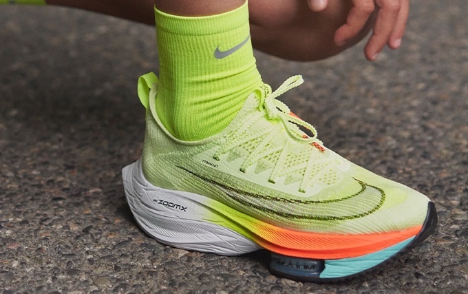 zoom sur une paire de Nike ZoomX jaune fluo avec ses chaussettes