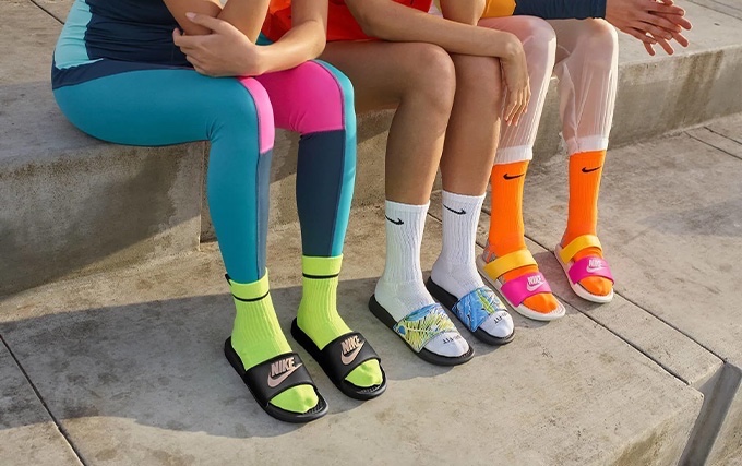 personnes portant des claquettes avec des chaussettes hautes colorées