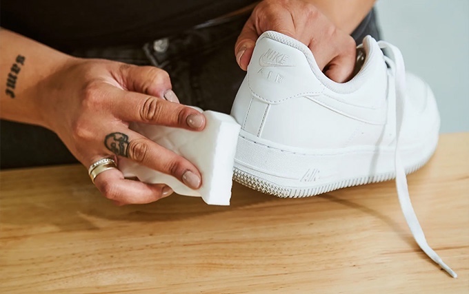 Nettoyage d'une semelle Nike Air Force blanche