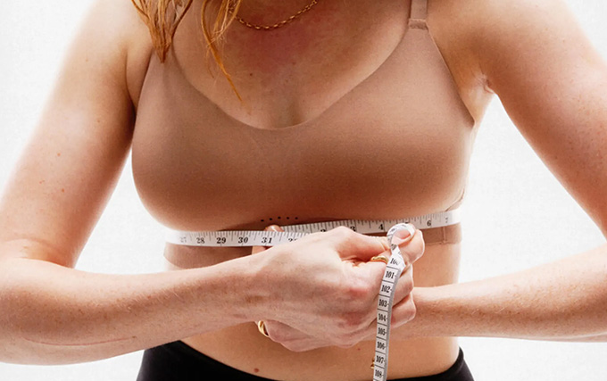 Une femme mesure son tour de poitrine