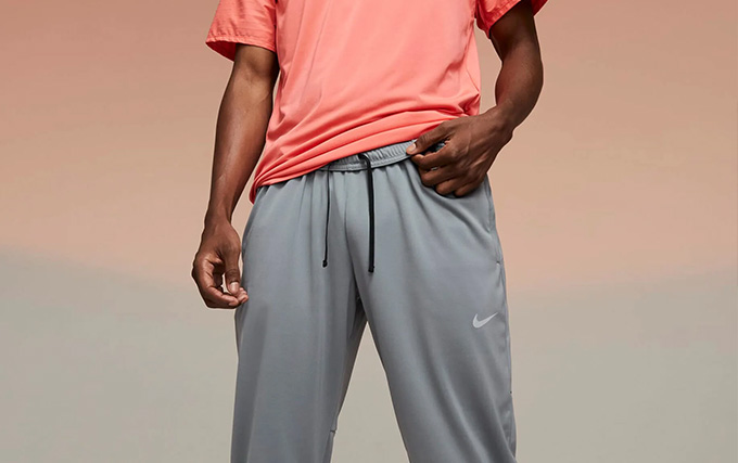 mannequin avec un jogging gris et t-shirt rose saumon
