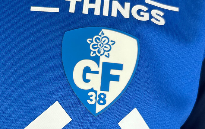 Zoom sur le logo du club de foot de Grenoble