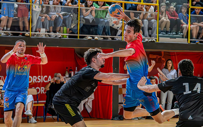 Handballeur dans son nouvel équipement et qui s'apprête à tirer