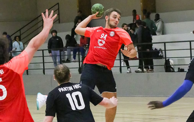 Joueur de handball en rouge qui s'apprête à tirer
