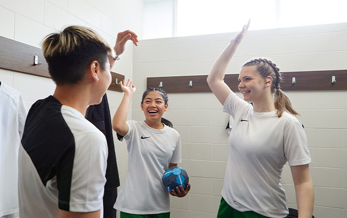 Jeunes joueurs de handball qui s'encouragent