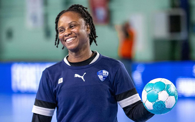Joueuse de handball avec ses nouveaux équipements