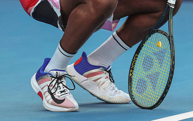 Zoom sur des chaussures de tennis