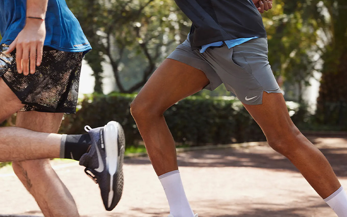 Zoom sur mouvement des jambes pendant une course