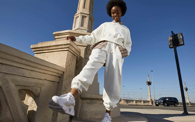 Femme avec une tenue nike sportswear beige