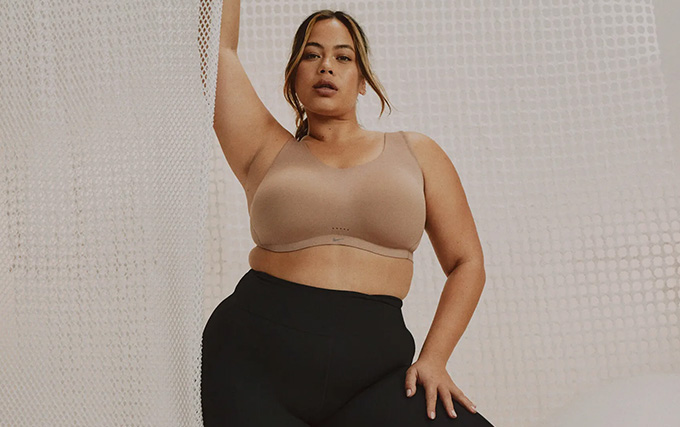 Femme qui prends la pose avec une brassière