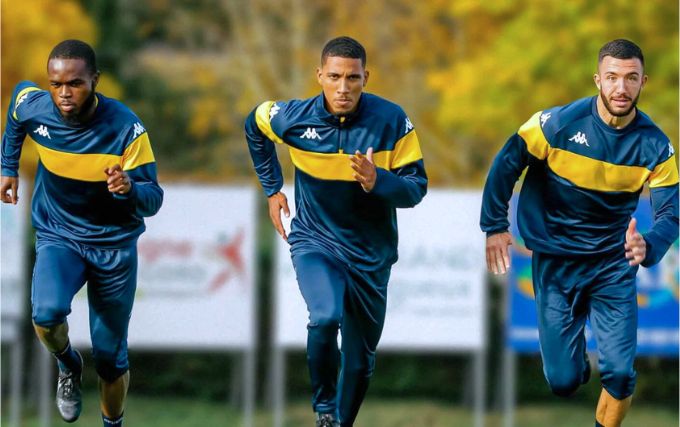 Trois sportifs qui courent avec des ensembles Kappa