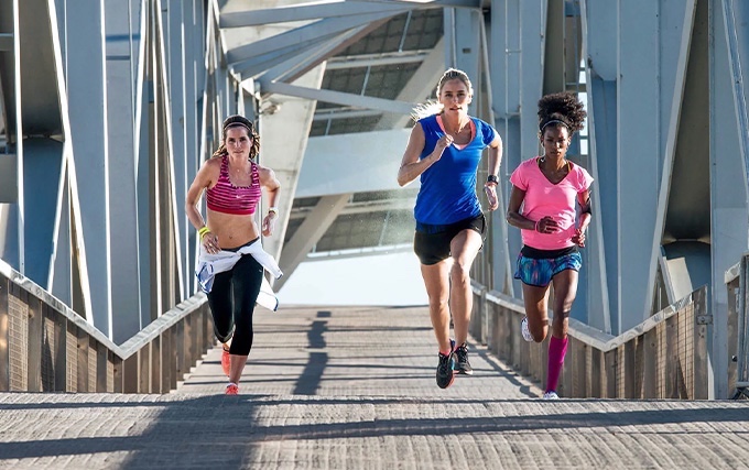 Trois femmes qui courent sur un pont