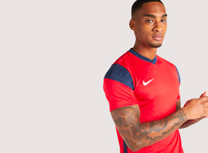 Découvrez parmi nos tenues de match : le maillot que vous aimerez personnaliser. Choisissez en ligne votre tenue complète avec un maillot de foot pas cher. Vous recherchez un maillot Nike pour votre équipe ? Laissez Ekinsport vous faire découvrir les nouveautés en maillots. Vous préparez votre saison 2020 ? Entrez sur le terrain en Nike. Ekinsport vous équipe de la tête aux pieds. Adoptez les nouveaux styles Nike et découvrez les nouveautés de la saison 2020. Commandez maintenant votre nouveau maillot de foot. Amateurs ou Professionnels : équipez toute votre équipe. Alliez sport et mode : des coupes confortables, des technologies au service des sportifs, des motifs tendances… Créez votre pack Nike et personnalisez-le à vos couleurs, avec vos logos et sponsors. Vous recherchez le maillot de votre équipe : Olympique de Marseille (OM), Paris Saint-Germain (PSG), Olympique Lyonnais (OL), OGC Nice (OGCN) ou AS Monaco (ASM) ? Retrouvez nos bons plans Nike en suivant notre actualité. Ekinsport vous offre le meilleur rapport qualité/prix : réductions et promotions Nike. La nouvelle collection Nike est disponible sur notre site.
