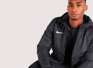 Alliez confort et performance avec les vestes Nike ! Vous recherchez une parka, une veste training ou une veste de survêtement pas cher pour vous entrainer ? Faites votre choix parmi une large gamme Nike. Doudoune Nike ou manteau Nike : retrouvez sur notre site tout ce qu’il vous faut pour affronter l’hiver.